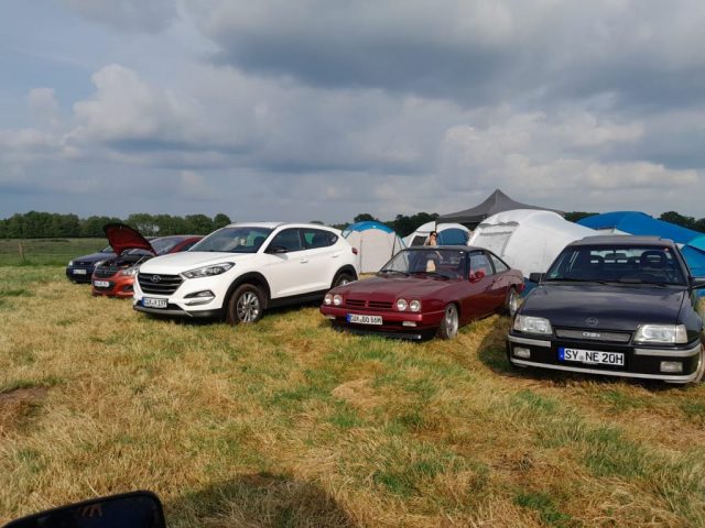 Opel-Fahrzeuge und Besucher bei den Opel Days 2024 in Garrel