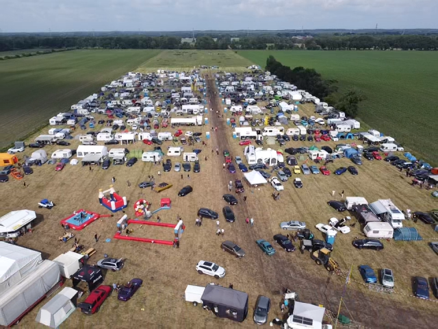 Opel-Fahrzeuge und Besucher bei den Opel Days 2024 in Garrel