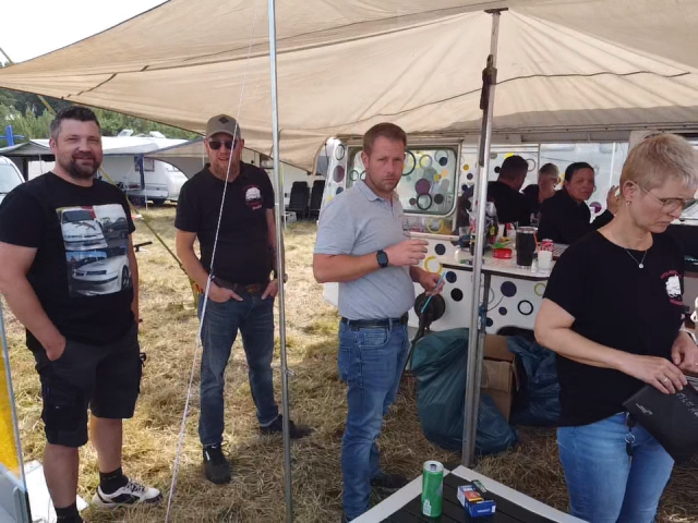 Opel-Fahrzeuge und Besucher bei den Opel Days 2024 in Garrel
