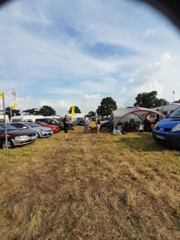 Opel-Fahrzeuge und Besucher bei den Opel Days 2024 in Garrel