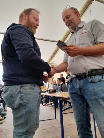 Opel-Fahrzeuge und Besucher bei den Opel Days 2024 in Garrel