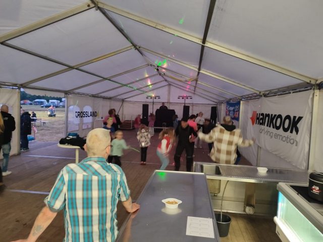 Opel-Fahrzeuge und Besucher bei den Opel Days 2024 in Garrel