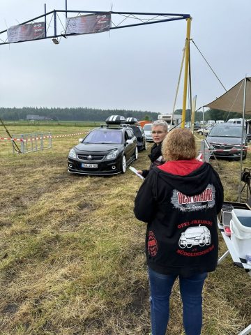 Opel-Fahrzeuge und Besucher bei den Opel Days 2024 in Garrel