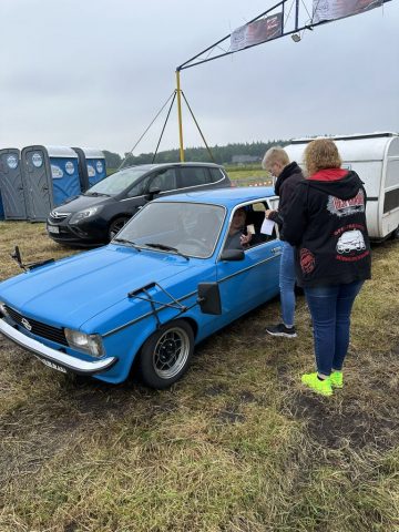 Opel-Fahrzeuge und Besucher bei den Opel Days 2024 in Garrel
