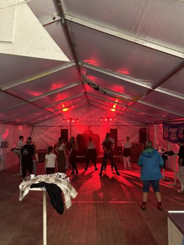 Opel-Fahrzeuge und Besucher bei den Opel Days 2024 in Garrel