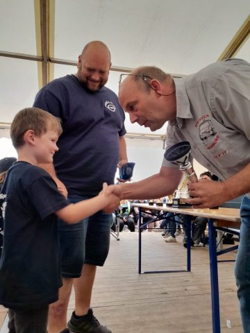 Opel-Fahrzeuge und Besucher bei den Opel Days 2024 in Garrel