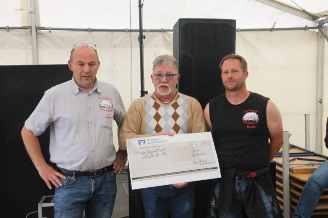 Opel-Fahrzeuge und Besucher bei den Opel Days 2024 in Garrel
