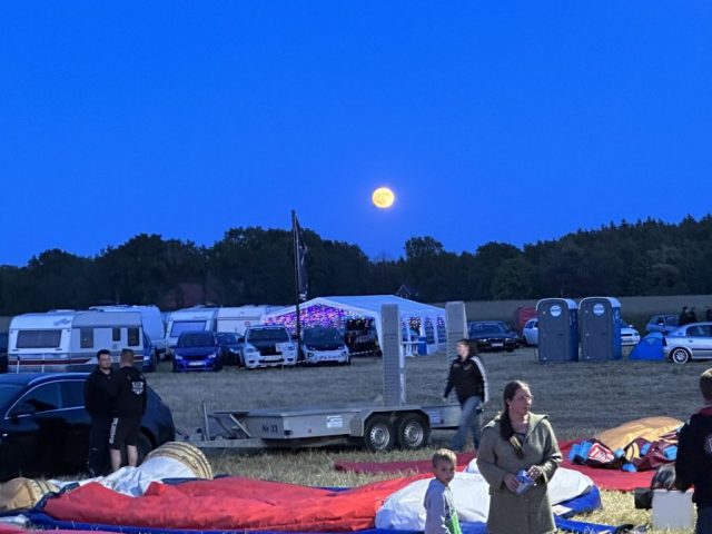 Abendstimmung mit Mond bei den Opel Days 2023 in Garrel