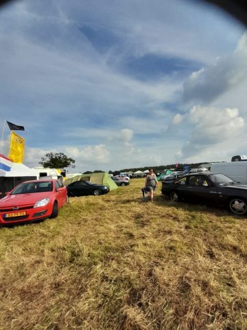 Fahrzeuge und Besucher bei den Opel Days 2024 in Garrel