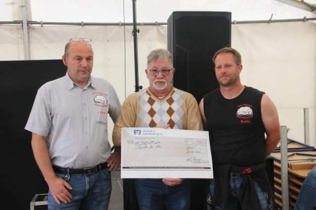Spendenübergabe bei den Opel Days 2024 in Garrel