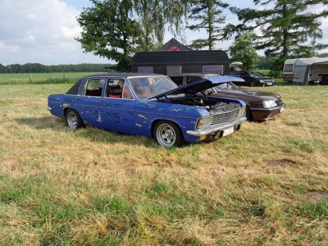 Blauer Opel-Klassiker bei den Opel Days 2024 in Garrel