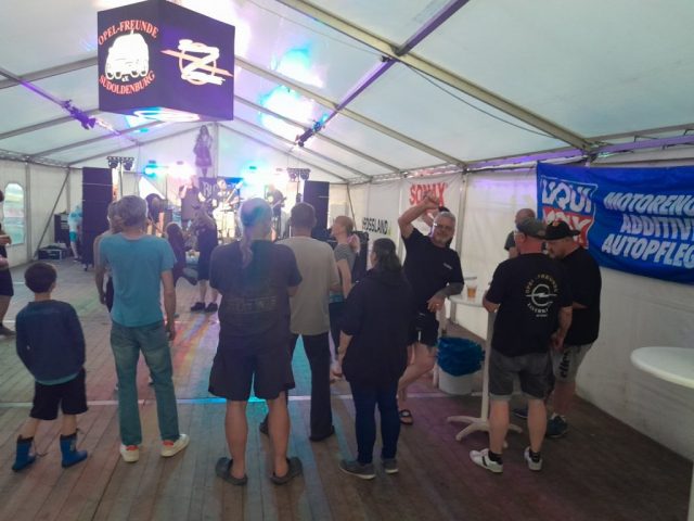 Abendprogramm im Festzelt bei den Opel Days 2025 in Garrel