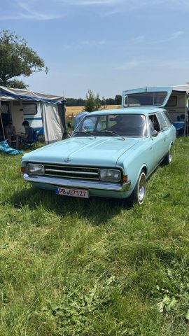 Hellblauer Opel-Klassiker bei den Opel Days 2025 in Garrel