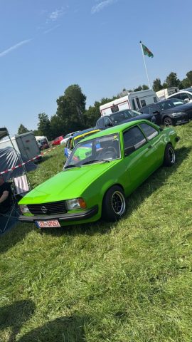 Grüner Opel-Klassiker bei den Opel Days 2025 in Garrel
